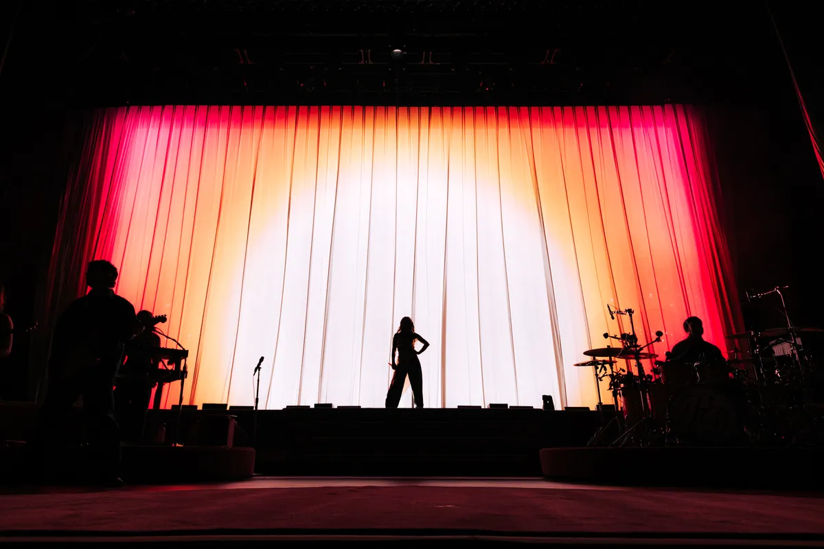 Hilary Duff The Lucky Me Tour, lighting and production design by Rob Sinclair