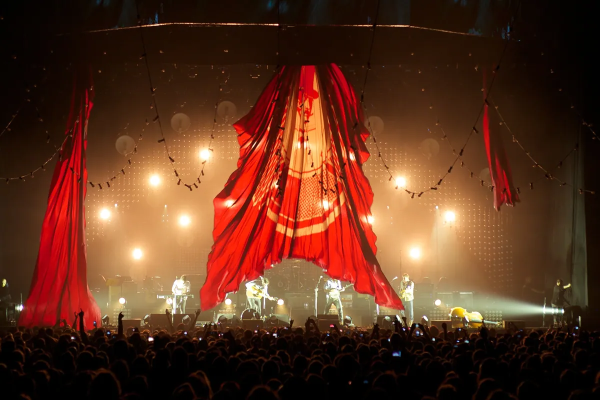 Mumford and Sons 2012, lighting and production design by Rob Sinclair
