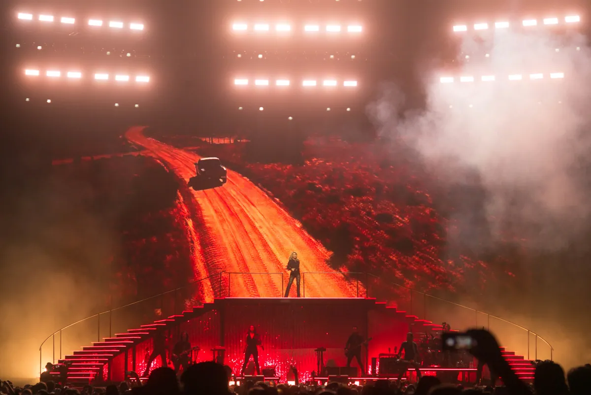 Shania Stagecoach, lighting and production design by Rob Sinclair
