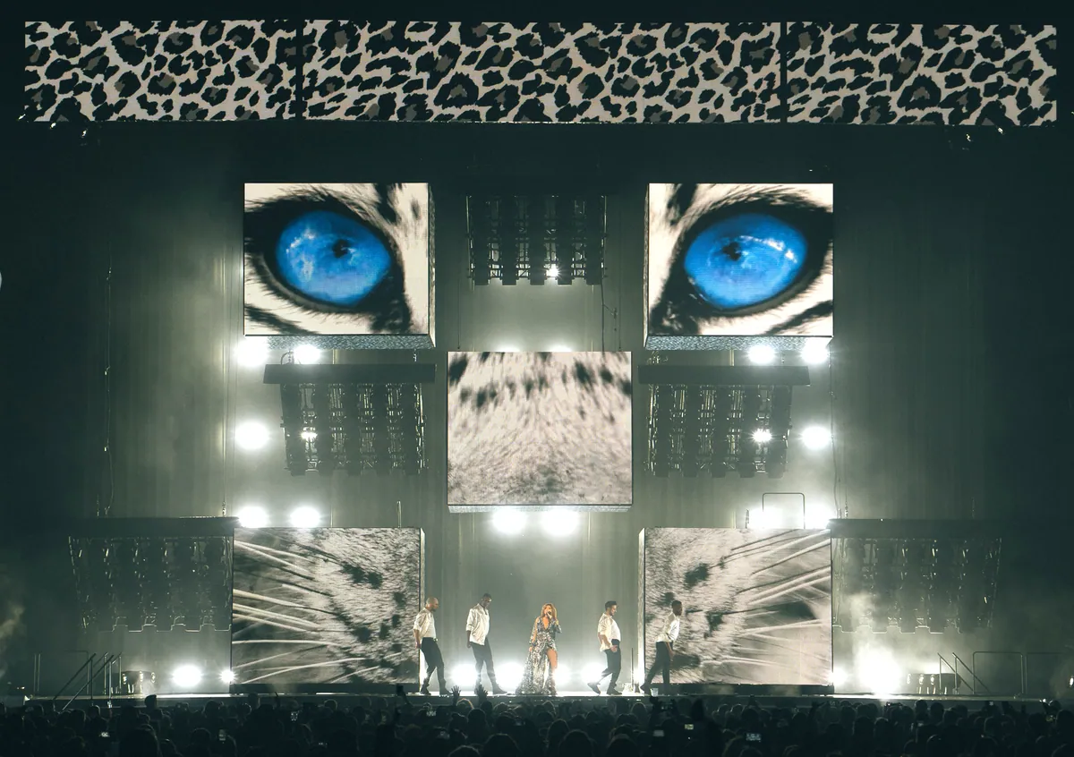 Shania Twain NOW Tour, lighting and production design by Rob Sinclair